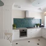 ركن المطبخ الأبيض مع خزائن أسفل والخزائن