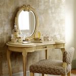 السيدات خمر الجدول في الداخل