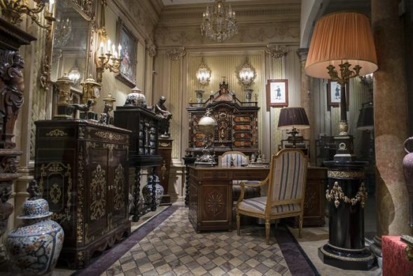 الأثاث العتيقة مع الأدراج السرية