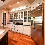 الميزانين طويل القامة والسلالم في المطبخ