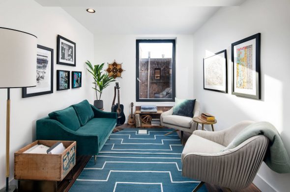 أريكة مشرقة في غرفة المعيشة