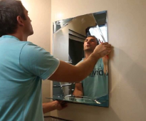 مرآة على الحائط