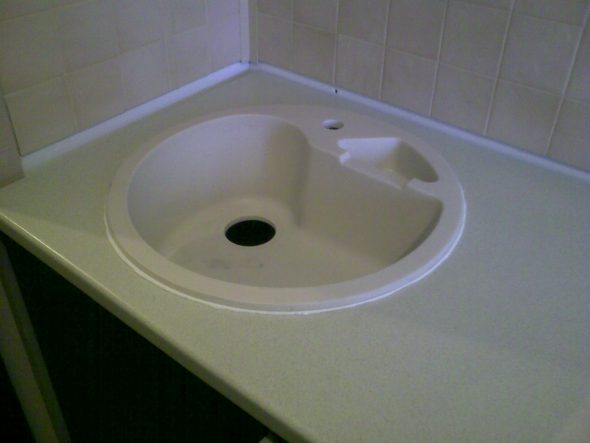 أدخل الحوض في الحفرة