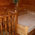 سرير خشبي تفعل ذلك بنفسك على العلية