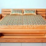 سرير جميل مع أدراج والجداول السرير