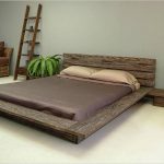 السرير دون الساقين بأيديهم