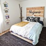 السرير والعودة تعلق على الحائط في تصميم غير عادي