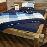 سرير من قضبان خشبية سميكة بأيديهم