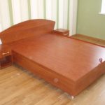 السرير مع الجداول السرير من اللوح تفعل ذلك بنفسك