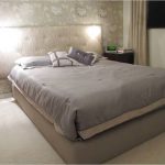 سرير ناعم والعودة على الحائط بأيديهم