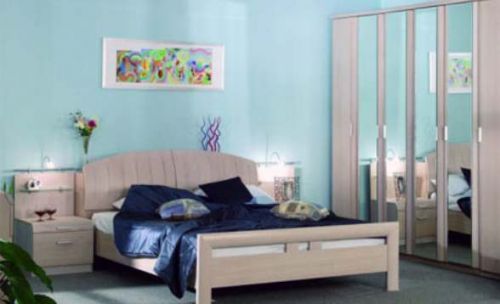 مرآة على خزانة الملابس