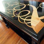 قمة الجدول غير عادية باللون الأسود