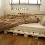 سرير واحد من المنصات في زاوية الغرفة