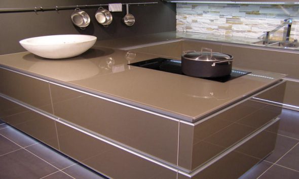 سطح الطاولة مع الزجاج