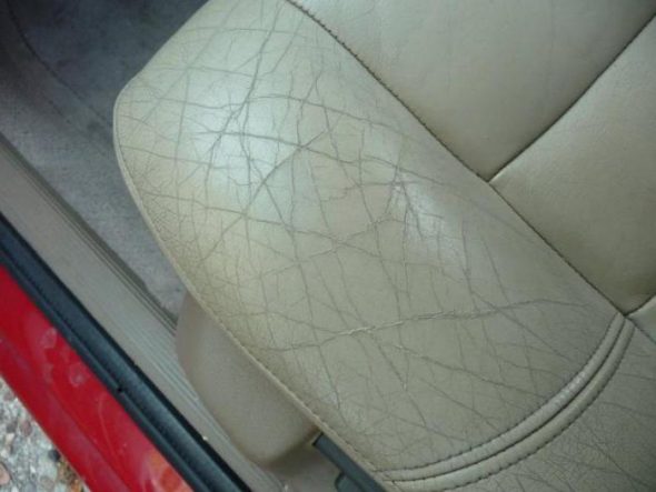 الأضرار التي لحقت الأريكة