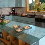 سطح عمل للإغاثة من جزيرة المطبخ الزجاج الأزرق