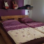 سرير محلي الصنع لشخصين بالغين