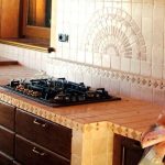 سطح عمل ومئزر ، مزينة من بلاط واحد