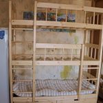 سرير بثلاث طبقات مصنوع من الخشب