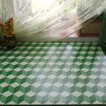 سطح الطاولة الخضراء بنقش على شكل مكعبات ثلاثية الأبعاد