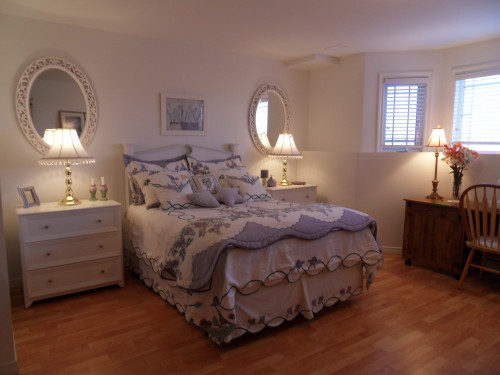 مرآة على طاولة خلع الملابس