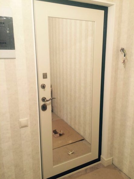 مرآة على الباب الأمامي