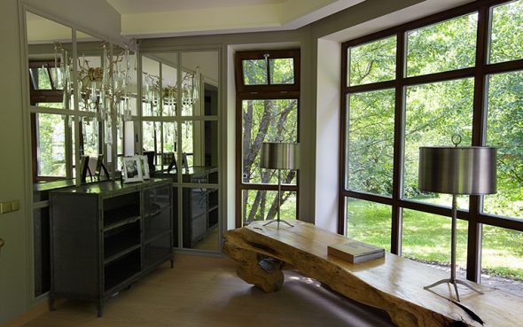 المرآة أمام النافذة