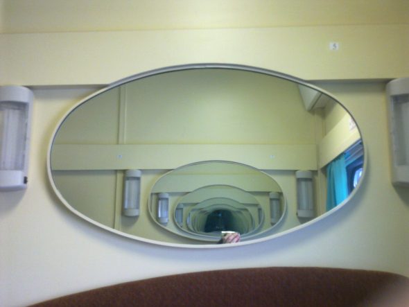 المرآة أمام المرآة