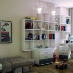 خزانة كتب بيضاء مع أرفف فوق مكتب الكمبيوتر