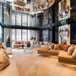 غرفة معيشة كبيرة مع سقف معكوسة تبدو هائلة.