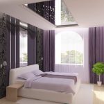 مرآة صلبة في السقف في غرفة النوم