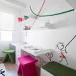 أرفف بيضاء مزخرفة فوق مكاتب الأطفال