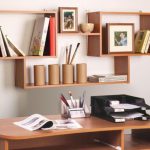 تصميم الجرف على الحائط بالقرب من المكتب