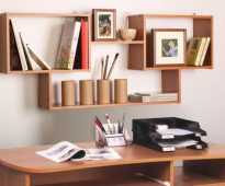 تصميم الجرف على الحائط بالقرب من المكتب