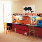 رف مريح طويل مع إضاءة فوق مكان العمل المزدوج