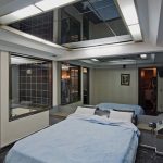 جزء من المرايا على السقف في غرفة النوم