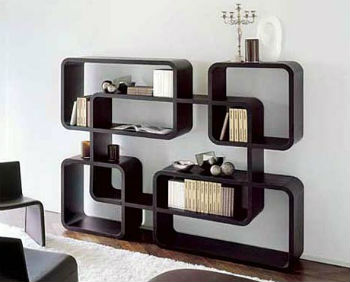 رف الكتب على شكل غير عادي