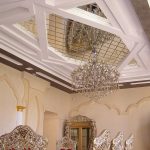 شظايا مرآة جميلة على سقف غرفة المعيشة الكلاسيكية