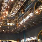 سقف عاكس جميل للوحات الفردية لغرفة واسعة.