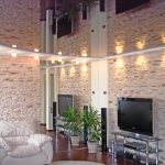 مرآة ضخمة على السقف في القاعة