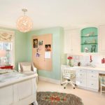 أرفف مفتوحة ومغلقة فوق المكتب