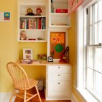 مكتب لأطفال المدارس في داخل الحضانة