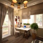 مكتب عند النافذة مع رف ضيق في الزاوية