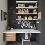 رف معلق فوق الطاولة بالقرب من جدار التسجيل