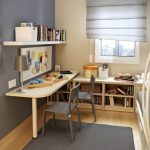 رف فوق الطاولة وخزانة في الطابق السفلي للكتب في غرفة الطالب