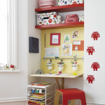 أرفف وقضبان فوق مكان العمل المريح