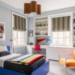 أرفف فوق عتبة النافذة في مكانة حول النافذة