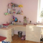 أرفف-التمديدات فوق مكتب الزاوية