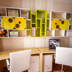 رفوف-رفوف فوق مكاتب لطفلين