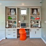 أرفف الرفوف على جانبي المكتب